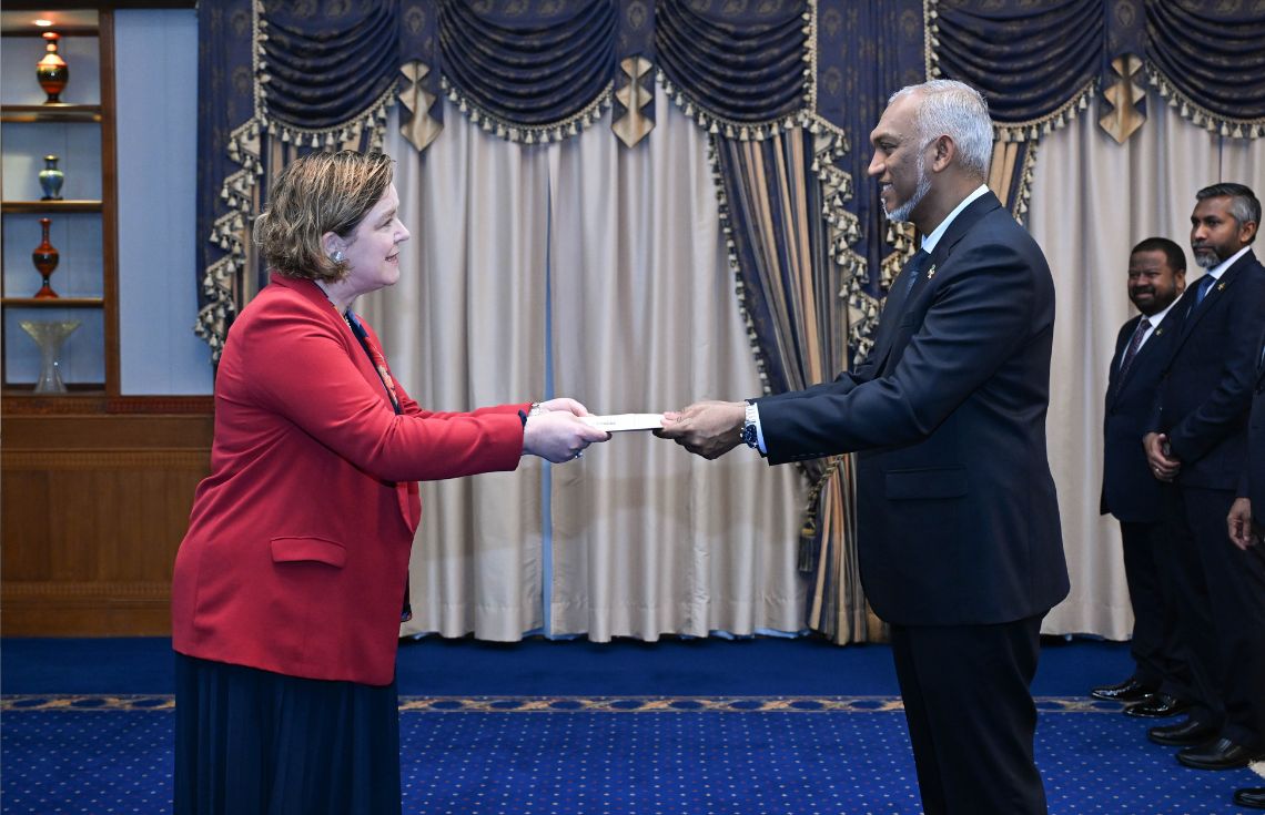 އިތުރު އަށް ގައުމެއްގެ ސަފީރުން ސަފީރުކަމުގެ ފަތްކޮޅު އަރުވައިފި