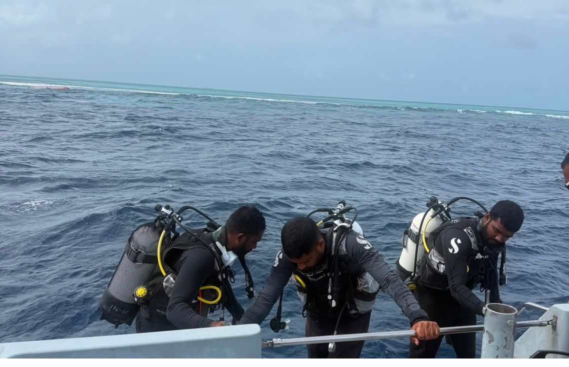 ކޮޅުވެއްޓި ބަންޑުންޖަހާލައިގެން ގެއްލުނު ދެ މީހުން ހޯދުމަށް ބޮޑު ސަރަހައްދެއް ބަލައިފި