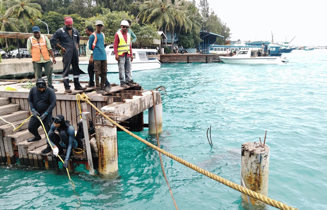 ބާޖަކުން ޖެހި ގެއްލުން ލިބުނު ހުޅުމާލޭ ލަކުޑި ޖެޓީ މަރާމާތުކުރުމުގެ މަސައްކަތް ފަށައިފި