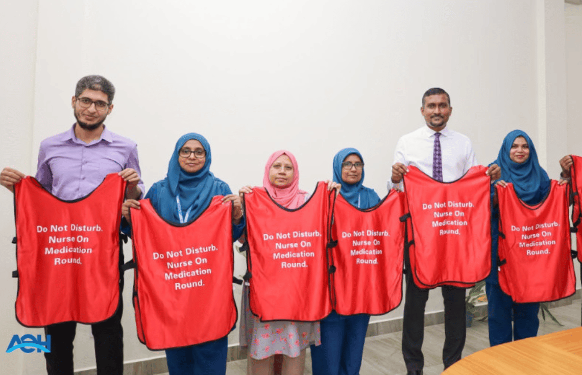އައްޑޫ އިކުއެޓޯރިއަލް ހޮސްޕިޓަލުގައި މެޑިކޭޝަން ސޭފްޓީ ޖެކެޓު ތައާރަފްކޮށްފި