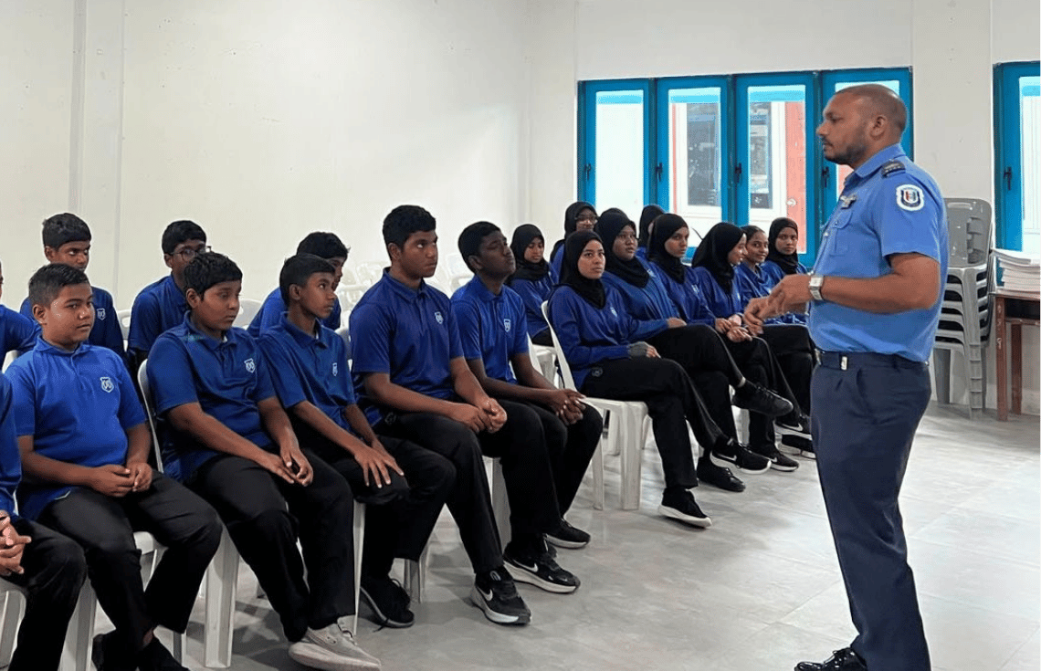 ކަމަދޫ ސްކޫލް ކުދިންނާއި ބެލެނިވެރިން ހޭލުންތެރިކުރުވުމަށް ފުލުހުން ސެޝަންތަކެއް ބާއްވައިފި
