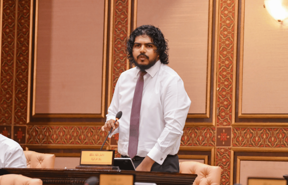 ކަޅު ބާޒާރުގައި ޑޮލަރުގެ އަގު އުފުލުނީ އެމްޑީޕީ ވެރިކަމުގައި ފައިސާ ޗާޕުކުރުމުން: މެންބަރު އަޒާން