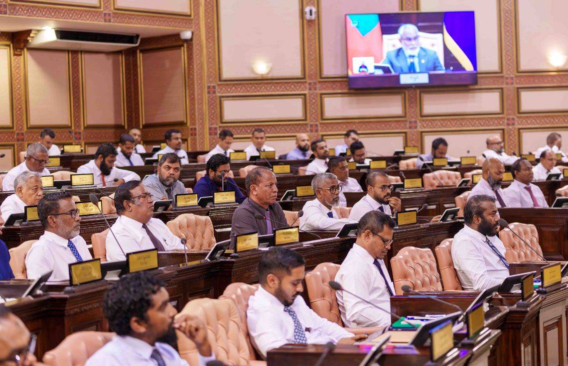 އެޗްއާރްސީއެމްގެ މެންބަރު ކަމަށް އައްޔަންކުރުމަށް ދެ ބޭފުޅެއްގެ ނަން މަޖިލީހަށް ހުށައަޅައިފި