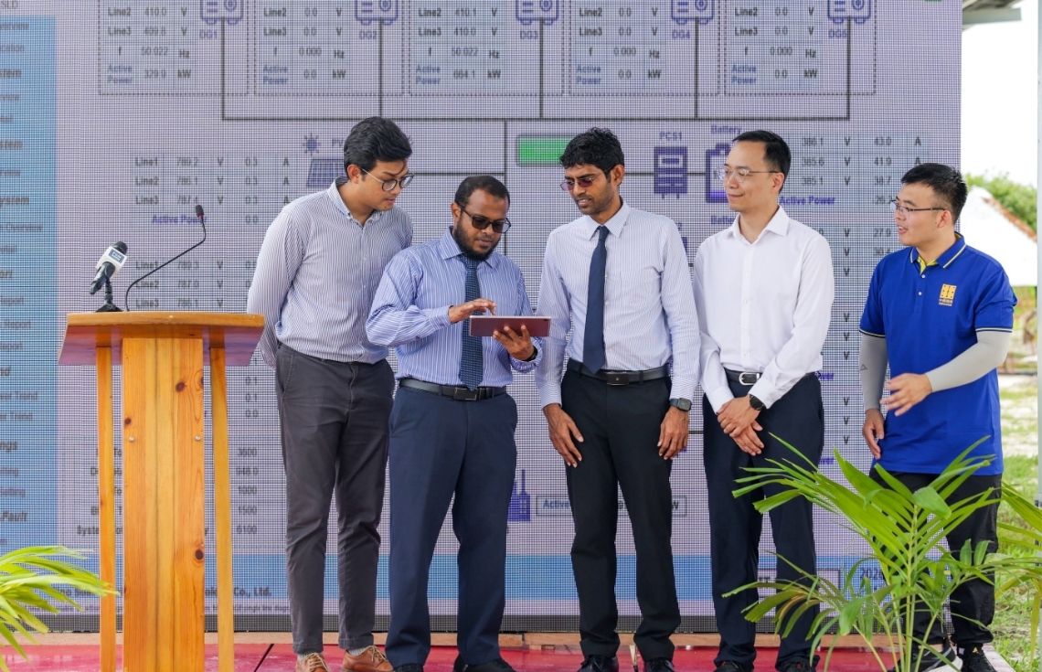 އޭދަފުށީގައި ގާއިމުކުރި ސޯލާ އަދި ބެޓެރީ ސިސްޓަމް އިފްތިތާހުކޮށްފި