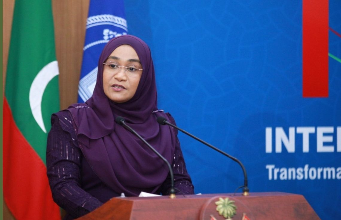 ޒުވާނުންނަކީ ހަމައެކަނި ޓެކްނޮލޮޖީ ބޭނުންކުރާ ބަޔަކަށް ނުވެ، އީޖާދީ ހައްލުތައް ހޯދާ ބަޔަކަށް ވާންޖެހޭ: ފަސްޓް ލޭޑީ