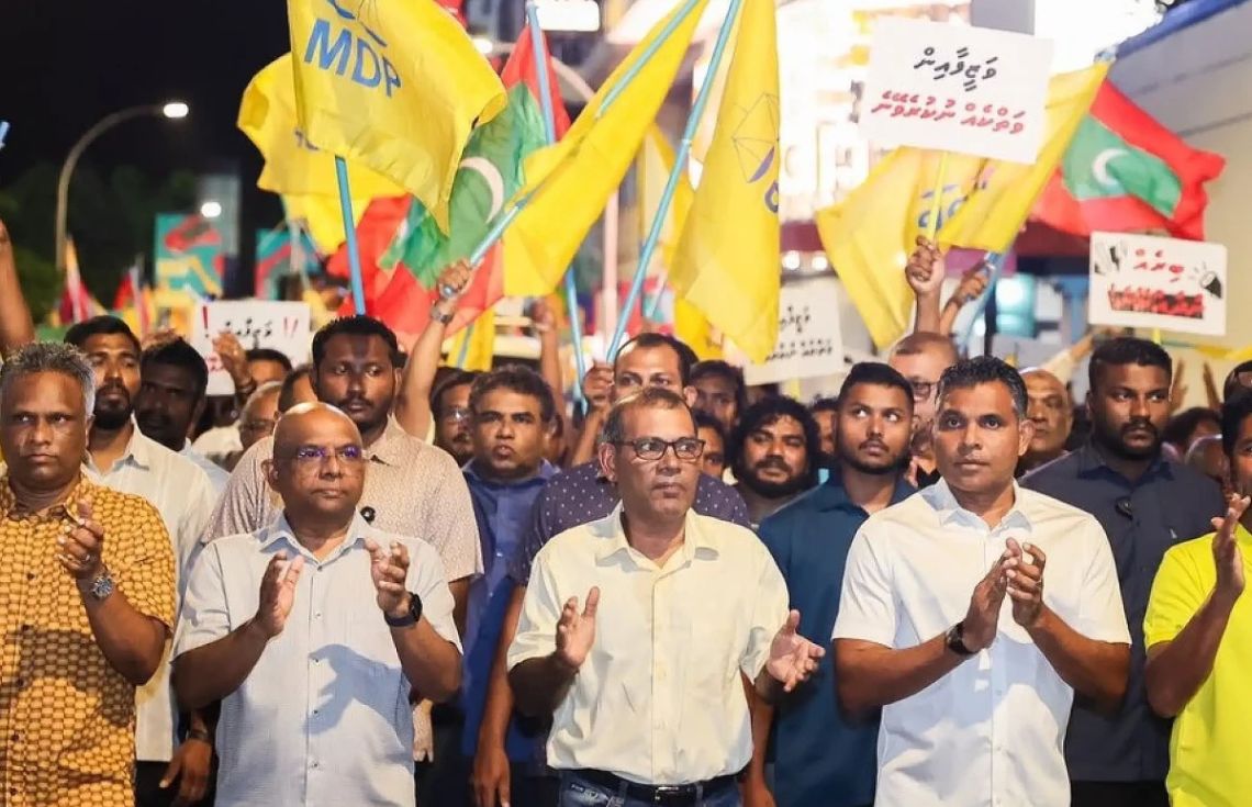 ވަޒީފާތައް ބަހައި ޤައުމު ބަނގުރޫޓުކޮށް، މިއަދު އަނެއްކާވެސް ރައްޔިތުން މަގުމަތިކުރަން މަޖުބޫރުކުރުވީ ހަމަ އެމީހުން!