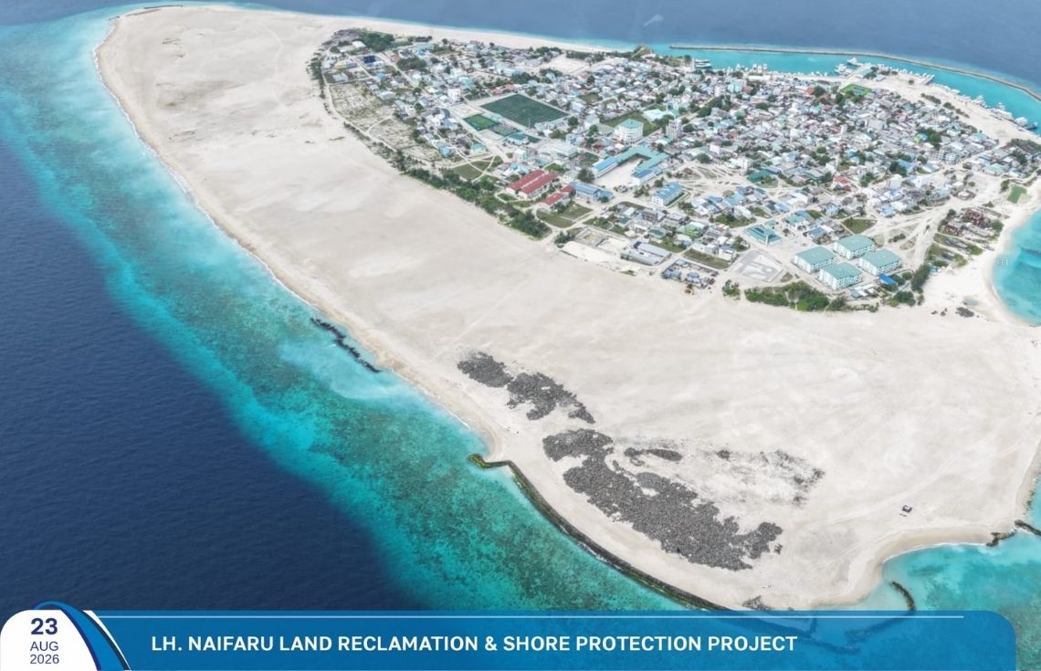 ނައިފަރުގައި ހިއްކި ބިމުގައި ބޮޑު ހިލައިގެ ރިވެޓްމެންޓް ޖެހުމުގެ މަސައްކަތް ފަށައިފި