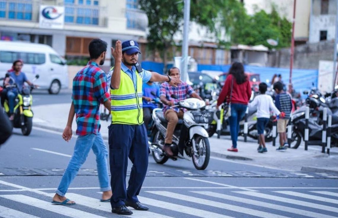 ފުލުހެއްގެ ގައިގައި ސައިކަލަކުން ޖައްސައި ފިލަން މަސައްކަތްކުރި މީހަކު ހައްޔަރުކޮށްފި