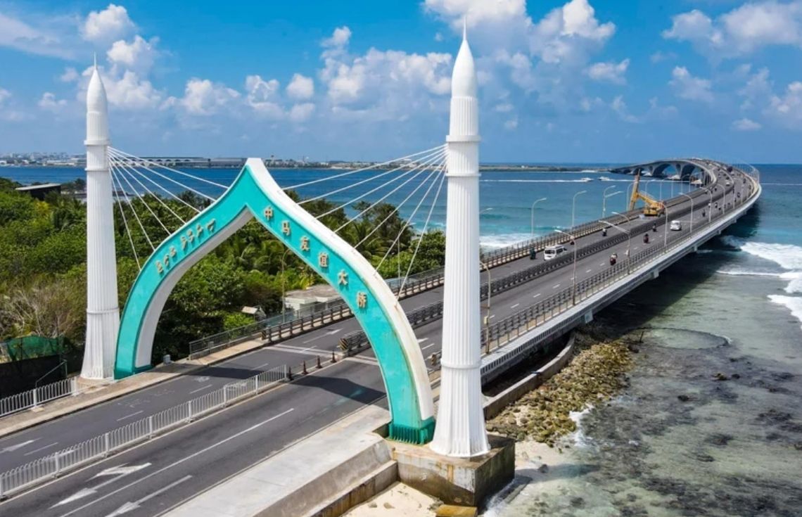 އެއާޕޯޓާއި ދިމާއަށް ބުރިޖު މަތިން ހިނގާފައި ދިޔަ 2 ބިދޭސީންނަށް ފުލުހުން އެހީވެއްޖެ