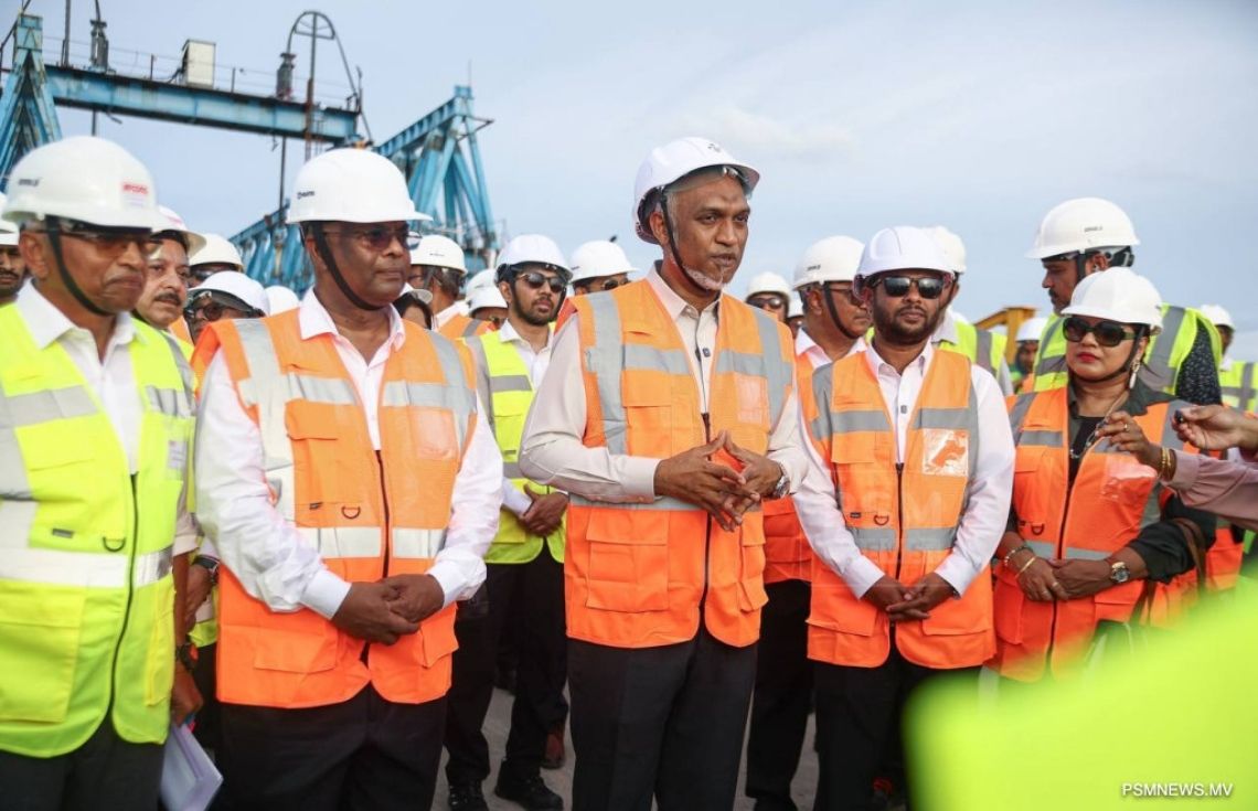 ރައީސް ޑރ. މުޢިއްޒުގެ ހަލުވި ދުވެލީގައި ތަރައްޤީކުރި ވިލިމާލެ ބްރިޖު މަތިން ފުރަތަމަ ފަހަރަށް ހިންގަވައި ވިލިމާލެއަށް ވަޑައިގެންފި