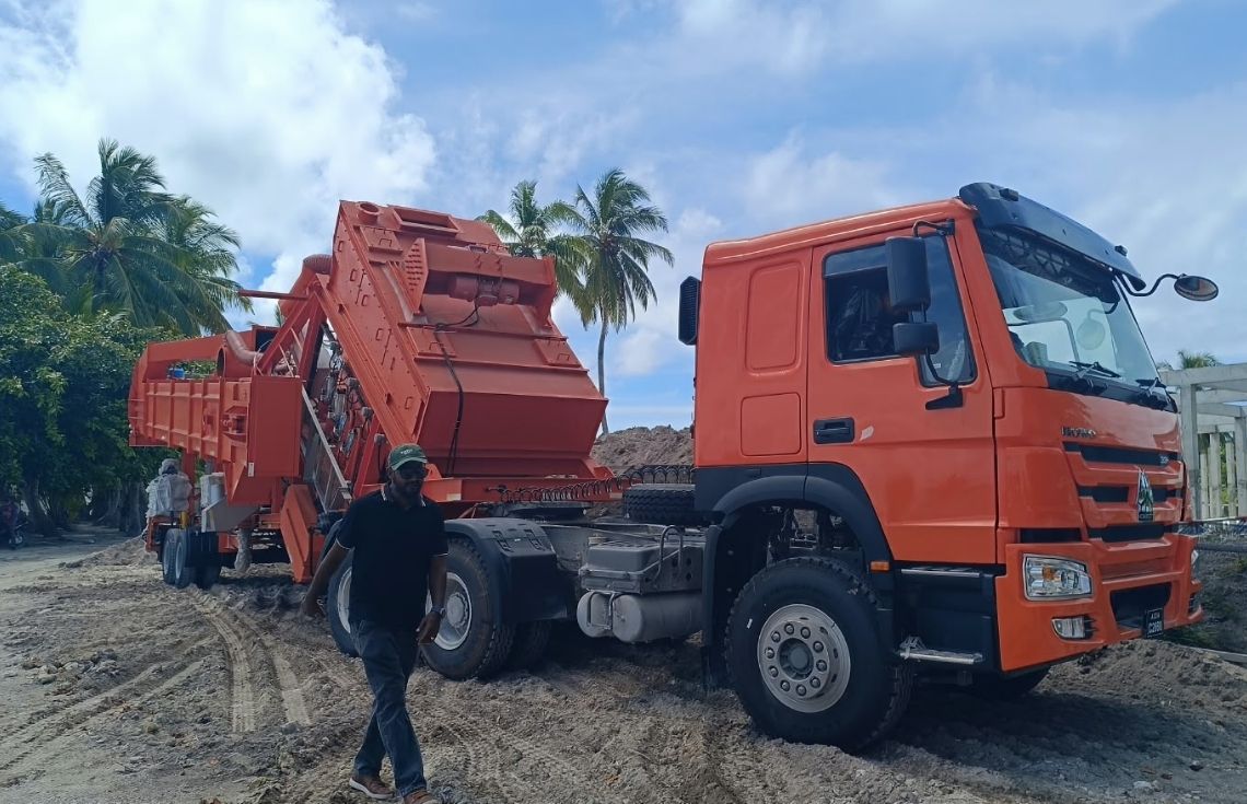 މުލަކު މަގުތަކުގައި ތާރުއެޅުމަށް ބޭނުންވާ މެޝިނަރީ އެ ރަށަށް ގެންގޮސްފި