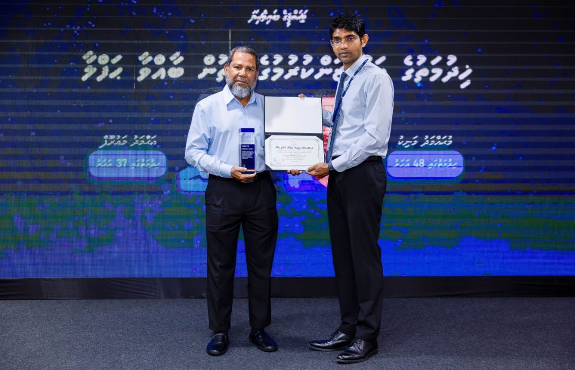 ދުވަސްވީ މުވައްޒަފުން ޚިދުމަތާއި ވަކިވެގެންދަނީ ރަނގަޅު ލެގަސީއެއް ދޫކޮށްފައި: ޑރ. އަޒްވަރު