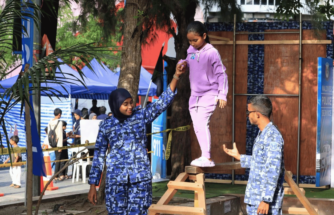 ފުލުހުންގެ ޚިދުމަތަށް 22 އަހަރު ފުރުމާ ގުޅިގެން ހާއްސަ ކުޑަކުދިންގެ ހަވީރެއް ބާއްވައިފި