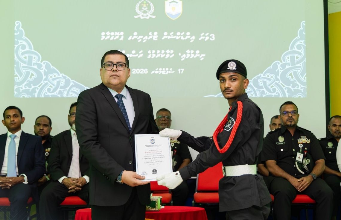 ޔުނީފޯމުގައި ހުރެ ގޯހެއް ހަދަން ހިތަށް އެރިޔަސް ވަޒީފާއިން ވަކިވުމަށް އެދި ސިޓީލާން ސީޖީ ނަސޭހަތްތެރިވެއްޖެ