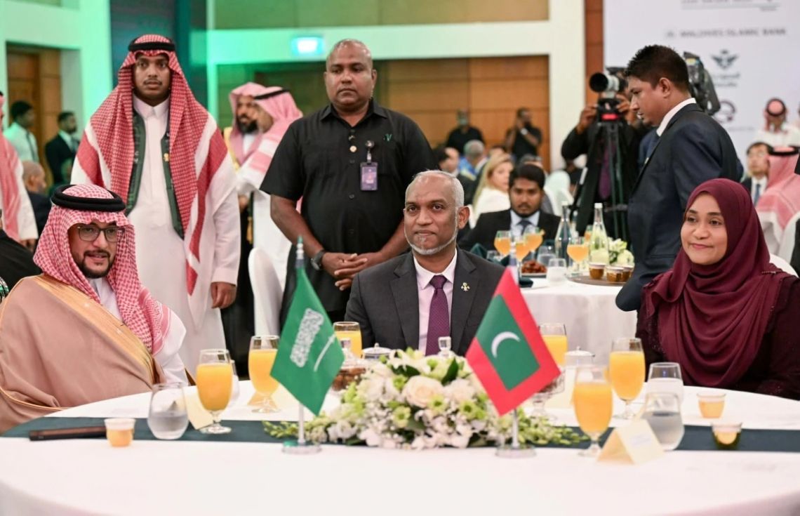 ސަޢޫދީ ޢަރަބިއްޔާގެ 96 ވަނަ ޤައުމީ ދުވަހުގެ ޚާއްޞަ ޙަފުލާ ރައީސުލްޖުމްހޫރިއްޔާގެ ދެކަނބަލުން ޝަރަފުވެރިކޮށްދެއްވައިފި