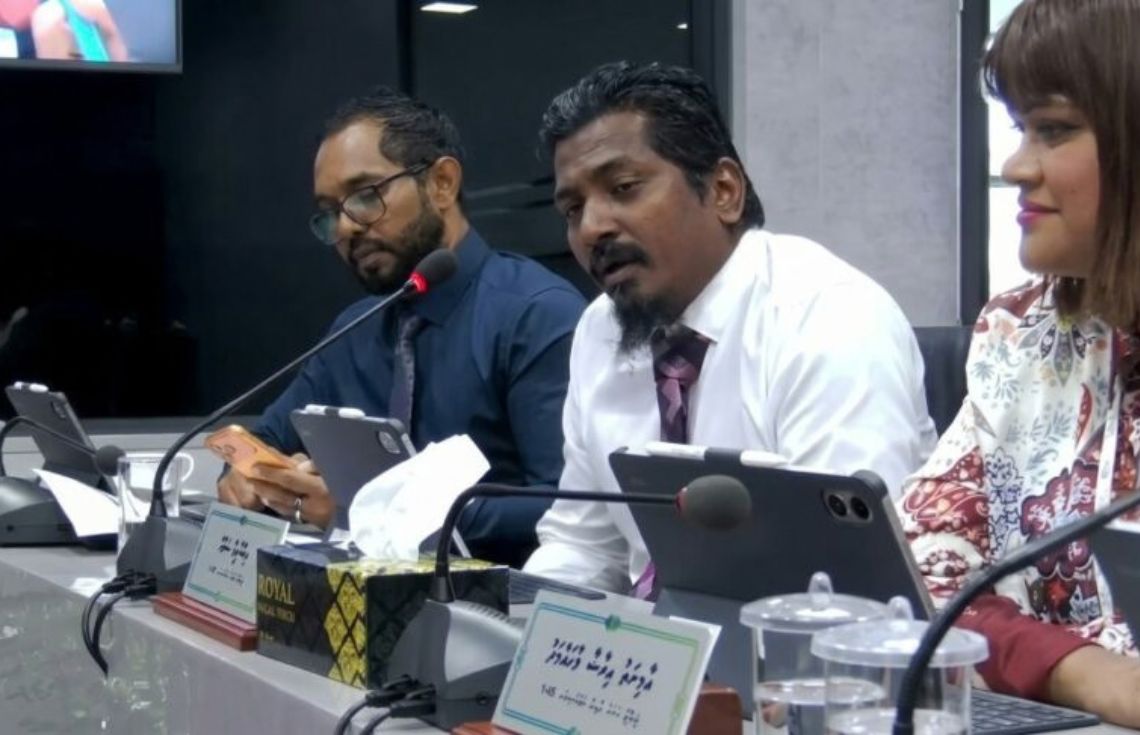 ކަނޑާއި ފަޅުން ގޯތި ދިން ވާހަކަ ދެއްކުމުން ކައުންސިލަރު ސަމާހުގެ މައިކް ކަނޑާލައި ފުރައްސާރަކޮށްފި