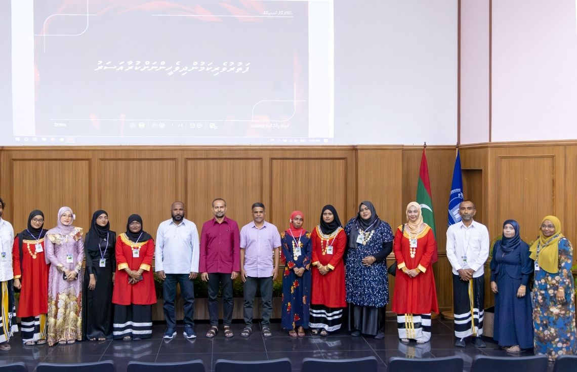 އެމްއެންޔޫގައި ދިވެހި ފޮރ ޕްރޮފެޝަނަލްސް މާއްދާ ކިޔަވަމުން އަންނަ ދަރިވަރުން "ދިވެހި ދުވަސް" ކުލަގަދަކޮށް ފާހަގަކޮށްފި