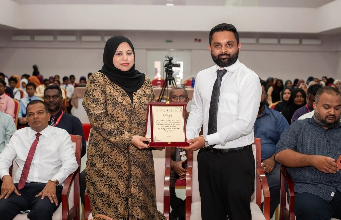 އައްޑޫގައި ފެށި ވާހަކަދެއްކުމާއި ބަހުސް މުބާރާތް ވަޒީރު ހީނާ ޝަރަފުވެރިކޮށްދެއްވައިފި