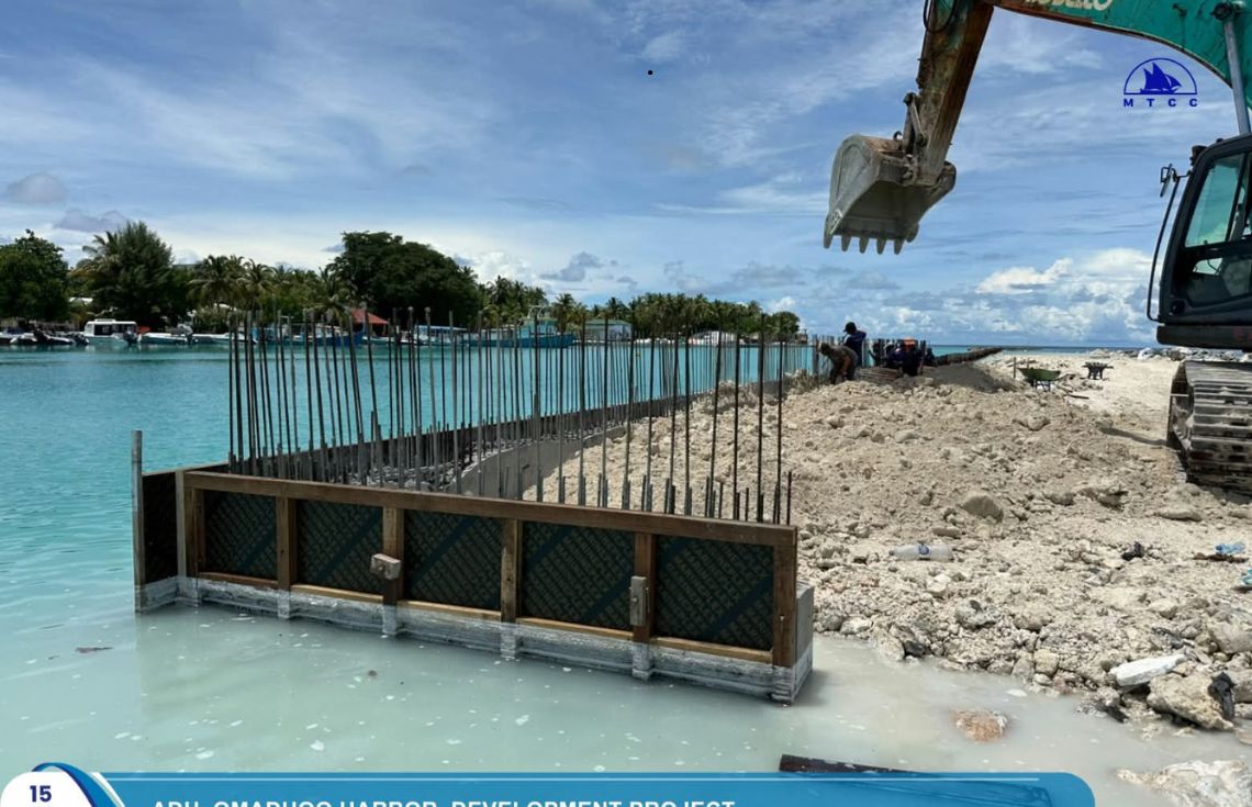 އޮމަދޫ ބަނދަރު މަޝްރޫޢު: ކީވޯލް ޝަޓަރިންގ އަދި ކޮންކްރީޓް މަސައްކަތް ބާރަށް ކުރިއަށް