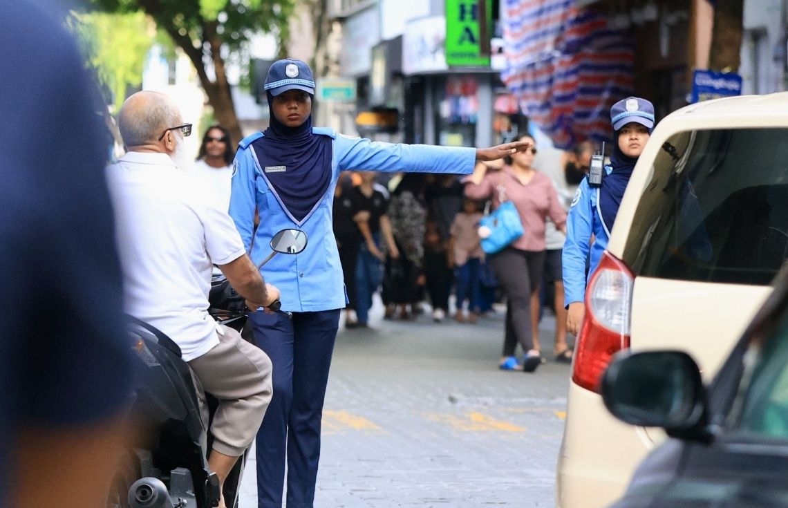 ވަގަށް ނެގި ސައިކަލެއްގައި ފޭކް ބޯޑު ހަރުކޮށްގެން ދުއްވިކަމުގެ ތުހުމަތުގައި ދެ ބިދޭސީން ހައްޔަރުކޮށްފި