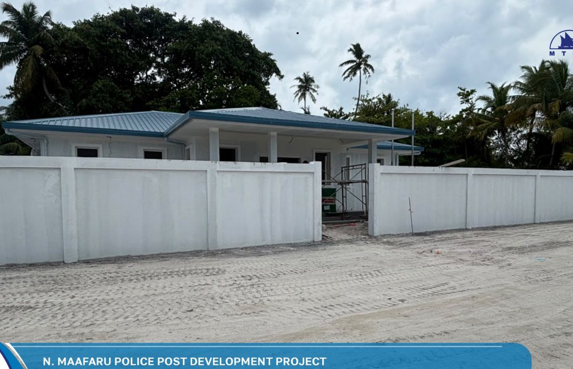 މާފަރު ޕޮލިސް ޕޯސްޓް އިމާރާތުގެ ފާރުގައި ސިމެންތި ޖެހުމާއި ފިނިޝިންގ މަސައްކަތް ކުރިއަށް