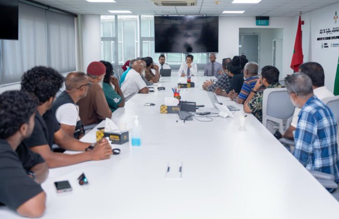 މަގުތަކުގެ ރައްކާތެރިކަމާ ގުޅޭގޮތުން ލޮރީ ޑްރައިވަރުންނާ ވަޒީރު ސަޢީދު މަޝްވަރާކުރައްވައިފި