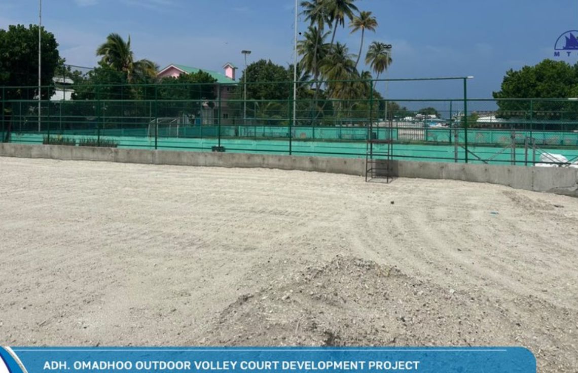 އޮމަދޫ އައުޓްޑޯ ވޮލީ ކޯޓުގެ ފެންސް ވެލްޑިންގ އަދި ކުލަލުމުގެ މަސައްކަތް ކުރިއަށްދަނީ