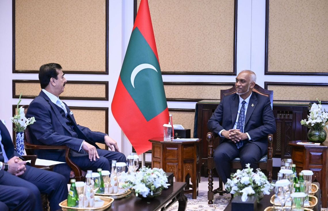 ޕާކިސްތާނު ސެނެޓްގެ ޗެއާމަން ރައީސް މުޢިއްޒުގެ އަރިހަށް އިޙްތިރާމުގެ ޒިޔާރަތެއް ކުރައްވައިފި
