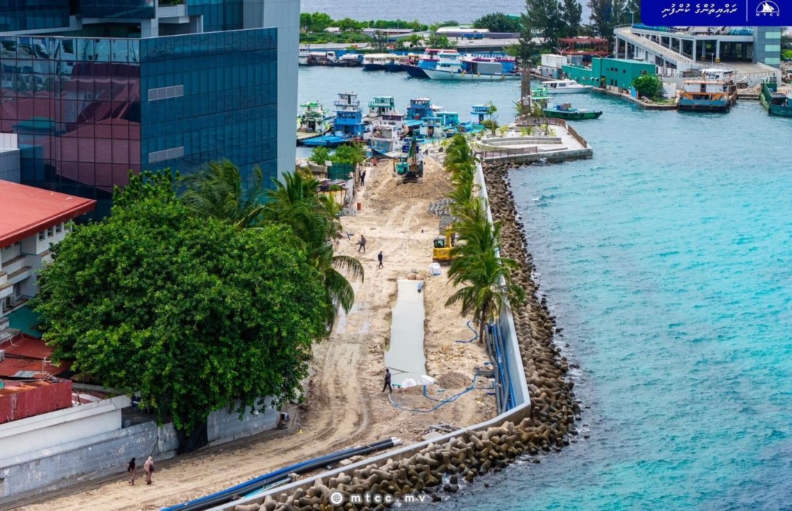ބޮޑުތަކުރުފާނު މަގު ހެދުން: ޕޭވްމަންޓް ގައު ނެގުމާއި ހޮޅިވަޅުލުމުގެ މަސައްކަތް ފަށައިފި