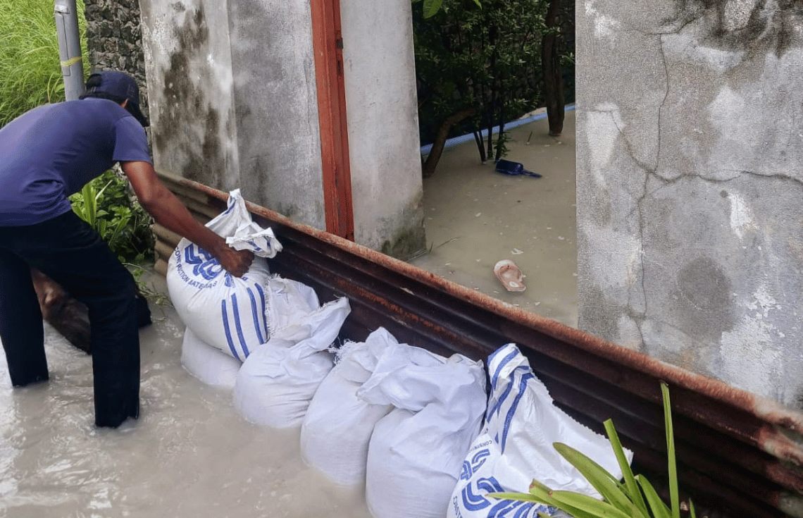 ކުޅުދުއްފުށީގައި ފެންބޮޑުވުމުގެ ސަބަބުން ސަތޭކައަށް ވުރެ ގިނަ މީހުން ވަގުތީ ހިޔާތަކަށް