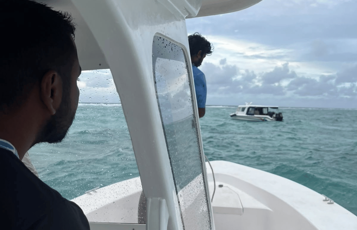 ތިން މީހުންނާއެކު ދަތުރުކުރި ލޯންޗެއްގެ އިންޖީނު ހުއްޓި ހާލުގައި ޖެހިއްޖެ