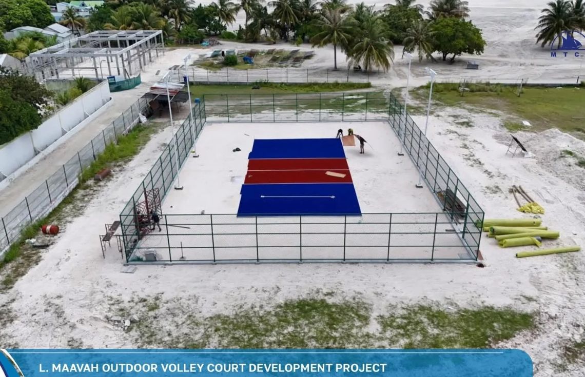 މާވަށު އައުޓްޑޯ ވޮލީ ކޯޓުގެ ޓާފް އެޅުމުގެ މަސައްކަތް ބާރަށް ކުރިއަށް